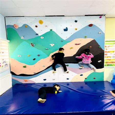 کوهنوردی کودکان در بخش کودک